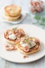 Pfannkuchen mit Nordseekrabben, Mayonnaise und Dill — Stockfoto