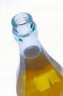 Шея бутылки оливкового масла — стоковое фото