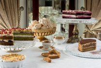 Vários bolos, merengues e biscoitos servidos na mesa — Fotografia de Stock