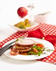 Carne di maiale arrosto avvolta nel prosciutto di Serrano con patate al rosmarino e rogna — Foto stock