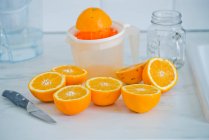 Zumo de naranja fresco con limón y menta - foto de stock