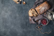 Pão de frutas com cranberries e nozes, fatiado — Fotografia de Stock