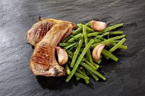 Lamb with green beans and garlic — Stock Photo