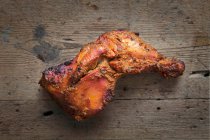 Jambe de poulet Tandori sur un fond en bois — Photo de stock