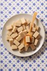 Zucchero di canna cubetti su un piatto bianco — Foto stock