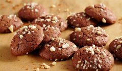 Close up shot of chocolate biscuits with chopped nuts — Stock Photo