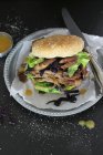 Una hamburguesa de pato tirado con setas - foto de stock