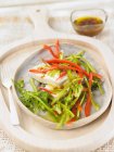 Salada com legumes frescos e ervas — Fotografia de Stock