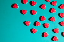 Bonbons cardiaques sur fond turquoise — Photo de stock