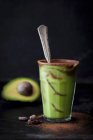 Авокадо и шоколадный смузи — стоковое фото