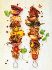 Alho e ervas grelhados Kebabs de frango — Fotografia de Stock