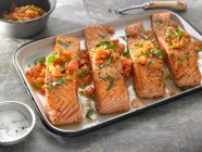 Filetes de salmón deshuesados al horno con puerros - foto de stock