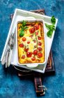 Пирог Клафути с помидорами черри на ветке — стоковое фото