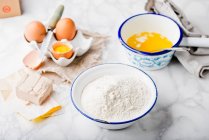 Backzutaten zum Kochen. hausgemachter Teig mit Eiern, Mehl, Butter und Milch. — Stockfoto