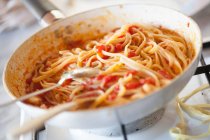Linguine à la sauce tomate dans une casserole — Photo de stock