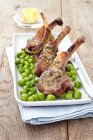 Grilled lamb chops with peas — Stock Photo
