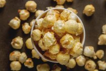 Primo piano di Popcorn in una tazza (vista dall'alto) — Foto stock