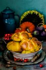 Pastel de calabaza de otoño con manzanas y nueces sobre un fondo oscuro. - foto de stock