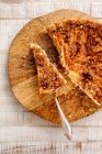 Яблучний торт, нарізаний на дерев'яній тарілці — стокове фото