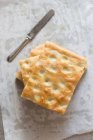 Frittelle fatte in casa con formaggio e miele su sfondo bianco — Foto stock
