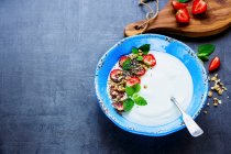 Здоровый завтрак с йогуртом, мюсли, мятой и свежей клубникой — стоковое фото