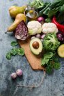Различные овощи с грушами и оливковым маслом — стоковое фото