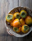 Свіжі persimmons в кошику — стокове фото