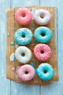 Пончики с цветной сахарной глазурью и сахарными шариками — стоковое фото