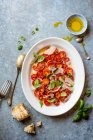Ensalada de tomates secos con aceite de oliva, queso parmesano y hojas de albahaca - foto de stock