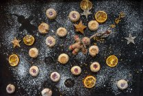 Рождественское печенье, украшения и сушеные апельсиновые ломтики — стоковое фото