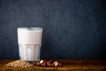 Белковый коктейль, сделанный из спельтового и орехового молока — стоковое фото