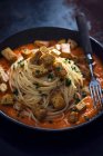 Spaghettis à la sauce tomate et carotte et tofu frit (vegan) — Photo de stock