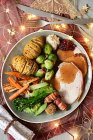Weihnachtstruthahn mit Speck, Gemüse und Hasselback-Kartoffeln — Stockfoto