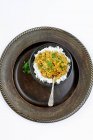 Indian Vegetarian Dhal Curry com arroz Jasmine em uma placa rústica — Fotografia de Stock