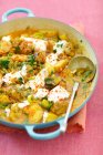 Frikadellen mit Kartoffeln und grünen Bohnen in Currysoße — Stockfoto