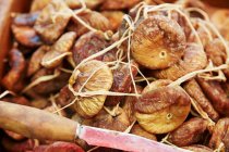 Nahaufnahme frische Zwiebeln zum Verkauf auf einem Markt — Stockfoto