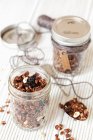 Muesli con cerezas secas, trigo sarraceno y trozos de coco - foto de stock