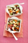 Печеные овощи (свекла, картофель, морковь), приготовленные с фета — стоковое фото