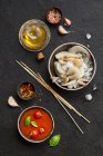 Ингредиенты для жареных креветок и томатных шампуров — стоковое фото