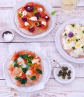 Drei verschiedene Pizzen, Pepperoni und Oliven, Prosciutto Salat, Mozzarella und Basilikum Blick von oben — Stockfoto
