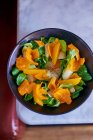 Салат из спаржи с апельсинами, мимолеткой и салатом из ягнят — стоковое фото