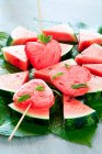 Popsicles de pastèque en forme de coeur sur des tranches de pastèque — Photo de stock