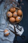 Huevos de Pascua con pegatinas de motivos animales en un tazón - foto de stock