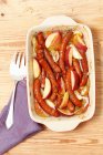 Würstchen mit Zwiebeln, Äpfeln und Marillenmarmelade gebacken — Stockfoto