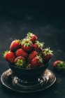 Frische Erdbeeren in Metallschale auf Metallteller — Stockfoto