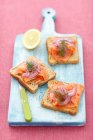 Wholemeal toasts with smoked salmon and red onion - foto de stock