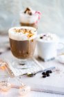 Heiße Schokolade und verschiedene Kaffeegetränke zu Weihnachten — Stockfoto