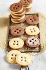 Pulsanti biscotti con spruzzi su piccolo scaffale di raffreddamento — Foto stock