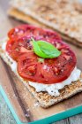 Хрустящий хлеб с творогом и нарезанными помидорами — стоковое фото