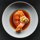Laje de salmão com limão — Fotografia de Stock